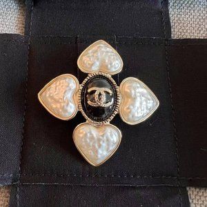 100% Authentic CHANEL 2022 CC Logo Enamel Pearl Pin Brooch
